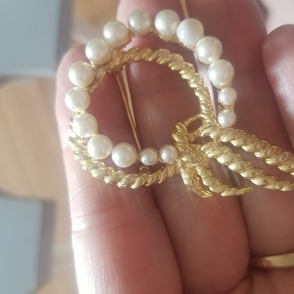 FREE WITH PURCHASE-Faux Pearl & Gold Tone Brooch - Picture 2 of 3